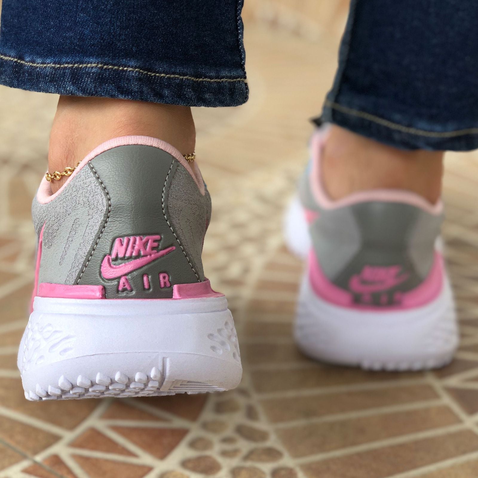 Nike mujer gris clearance con rosa